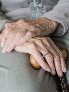 ALT WERDEN UND ALT SEIN – VERLUST ODER GEWINN? ALT WERDEN UND ALT SEIN – VERLUST ODER GEWINN?
